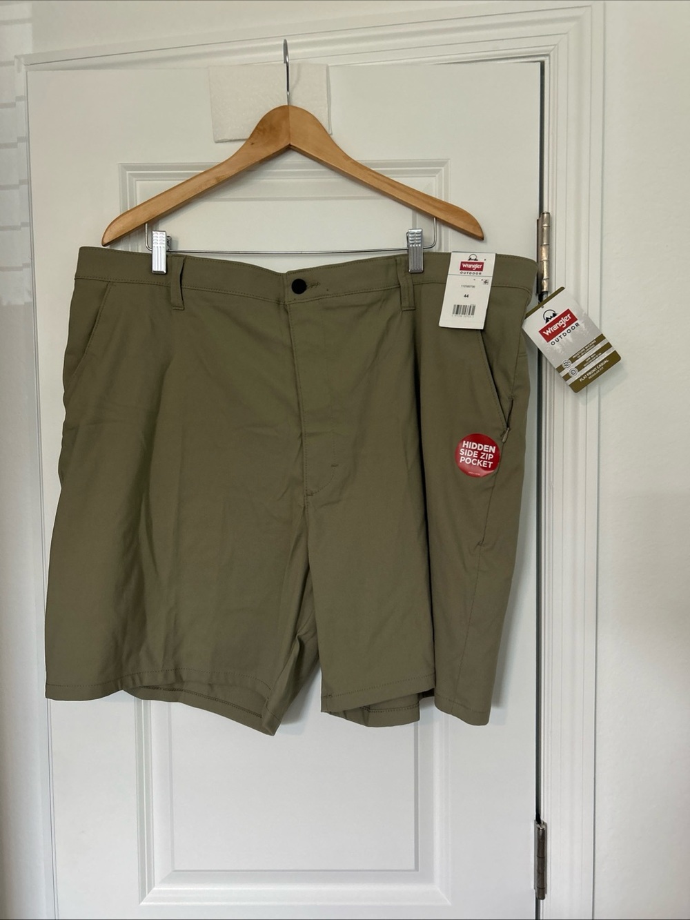 Wrangler Outdoor Men's Performance Flat Front Short- Size 44- NWT- UPF 40+